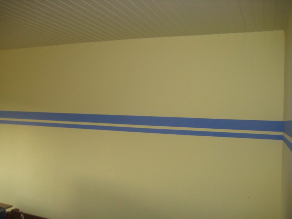 Gelbe Wand mit blauen Streifen