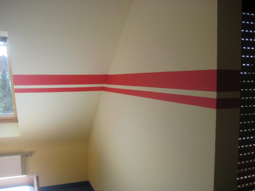 Zimmerwand mit roten Streifen