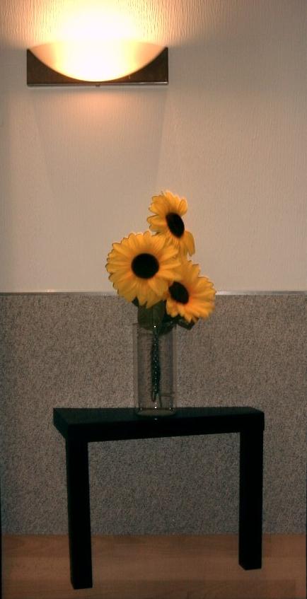 Vase mit Sonnenblumen auf einem Tisch