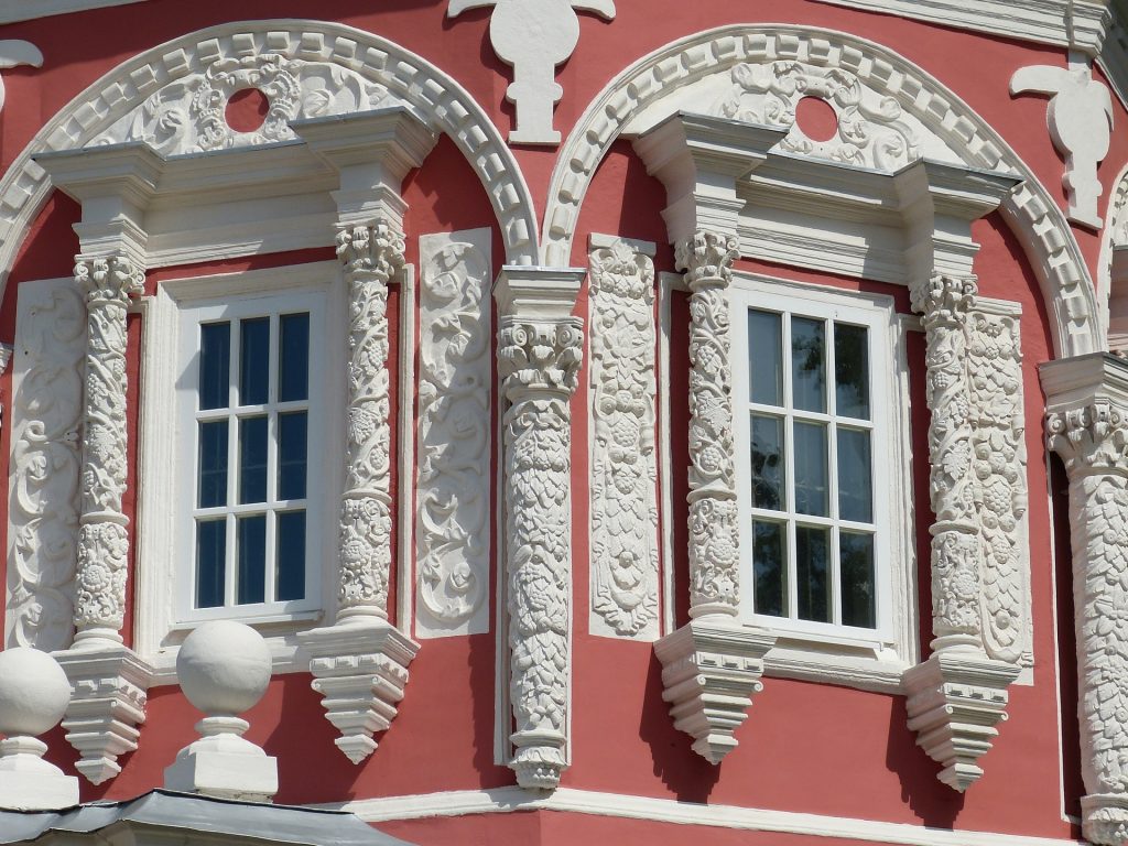 Barocke Fenster mit reich verzierter Fassade