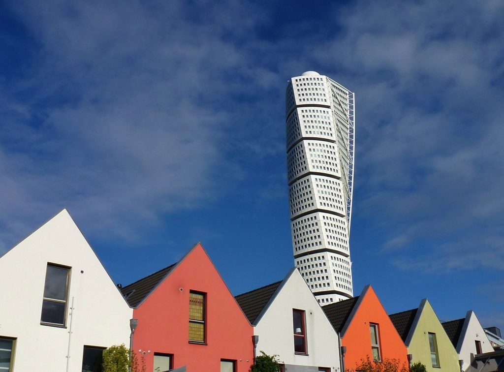 Häuser mit schiefem Turm im Hintergrund