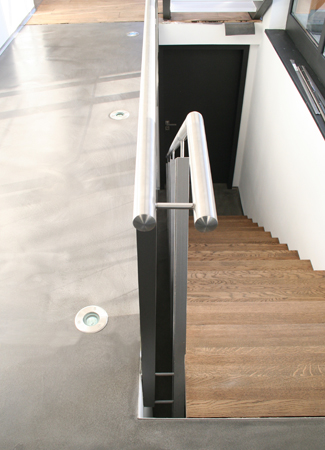 Moderne Treppe mit Holzstufen