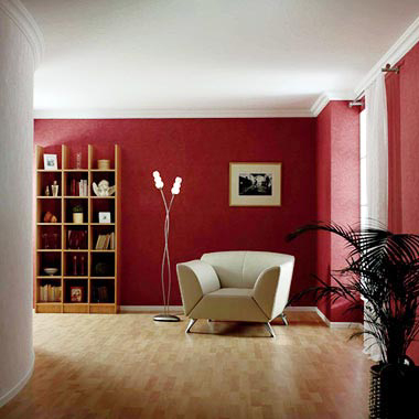 Modernes Wohnzimmer mit roter Wand.